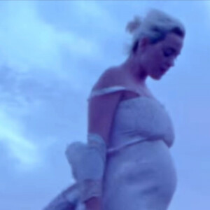 Katy Perry dévoile son ventre de femme enceinte en se dénudant entièrement dans le clip de sa chanson "Daisies". Los Angeles. Le 14 mai 2020