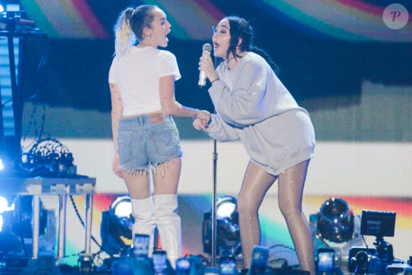 Miley Cyrus et sa soeur Noah en concert au "iHeart Summer 17" à Miami. le 10 juin 2017