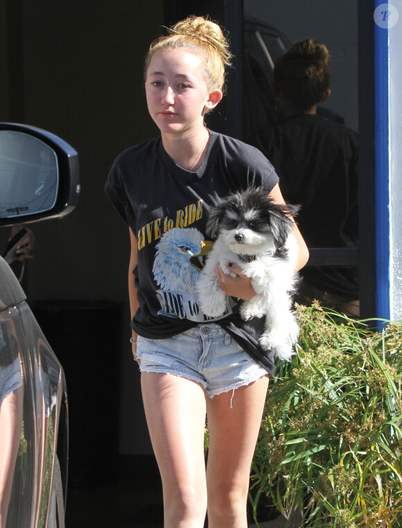 Noah - La mere de Miley Cyrus, Tish Cyrus, a la sortie d'un bureau de poste avec sa deuxieme fille, Noah, a Toluca Lake, le 20 juin 2013