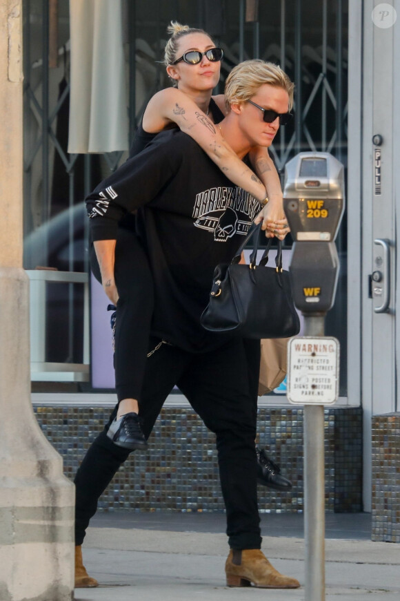 Exclusif - Cody Simpson porte sa compagne Miley Cyrus à la sortie d 'un déjeuner au restaurant indien Electric Karma dans le quartier de West Hollywood à Los Angeles, le 2 mars 2020.