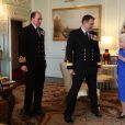 La reine Elizabeth II d'Angleterre reçoit le contre-amiral Stephen Moorhouse et le capitaine Angus Essenhigh au palais de Buckingham le 18 mars 2020 à Londres