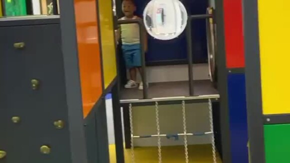Tony Yoka avec son fils Ali dans un centre commercial le 21 mai 2020. Il le laisse aller s'amuser dans des jeux fermés en raison du coronavirus.