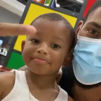 Tony Yoka pousse son fils de 2 ans et demi à l'incivilité, vidéos improbables