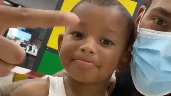 Tony Yoka pousse son fils de 2 ans et demi à l'incivilité, vidéos improbables