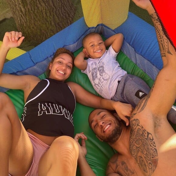 Estelle Mossely, Tony Yoka et leur fils Ali, ici complices en plein confinement le 4 avril 2020, ont accueilli le 7 mai 2020 le nouveau membre de la famille, Magomed, second fils du couple de champions.