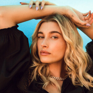 Hailey Baldwin figure sur la nouvelle campagne de Levi's®. Avril 2020.