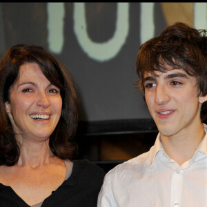 Zabou Breitman, son fils Antonin Chalon (meilleur espoir masculin) - 16e cérémonie du Prix Lumières en 2011, à Paris.
