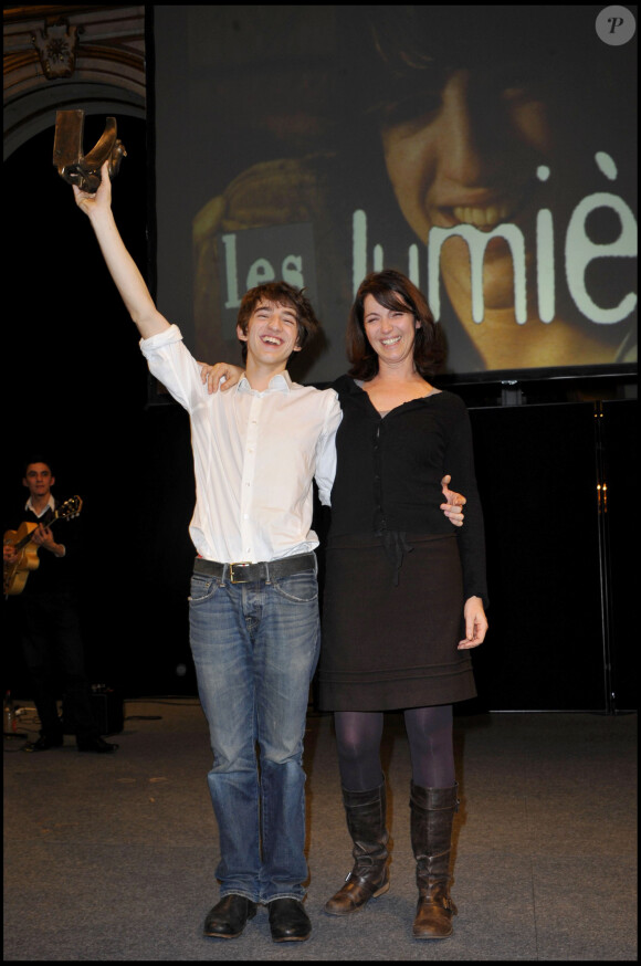 Zabou Breitman, son fils Antonin Chalon (meilleur espoir masculin) - 16e cérémonie du Prix Lumières en 2011, à Paris.