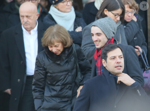 Exclusif - Antonin Chalon, le fils de Zabou Breitman - Obsèques de Jean-Claude Deret, le père de Zabou Breitman au cimetière du Père Lachaise à paris le 17 décembre 2016.