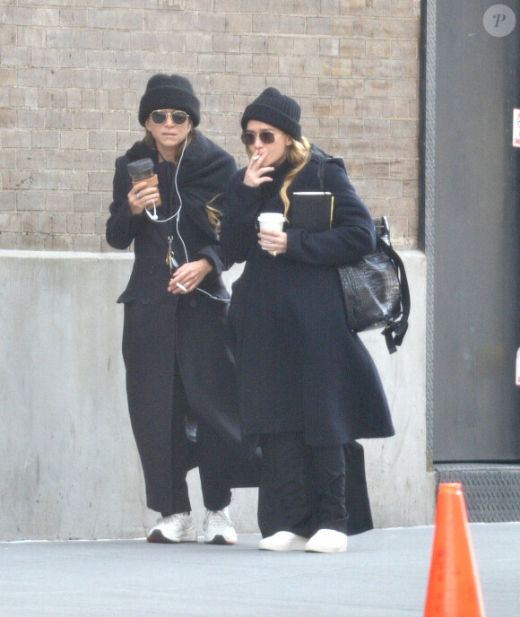 Exclusif - Les soeurs Mary-Kate Olsen et Ashley Olsen se baladent en fumant une cigarette dans les rues de New York, le 8 février 2020.