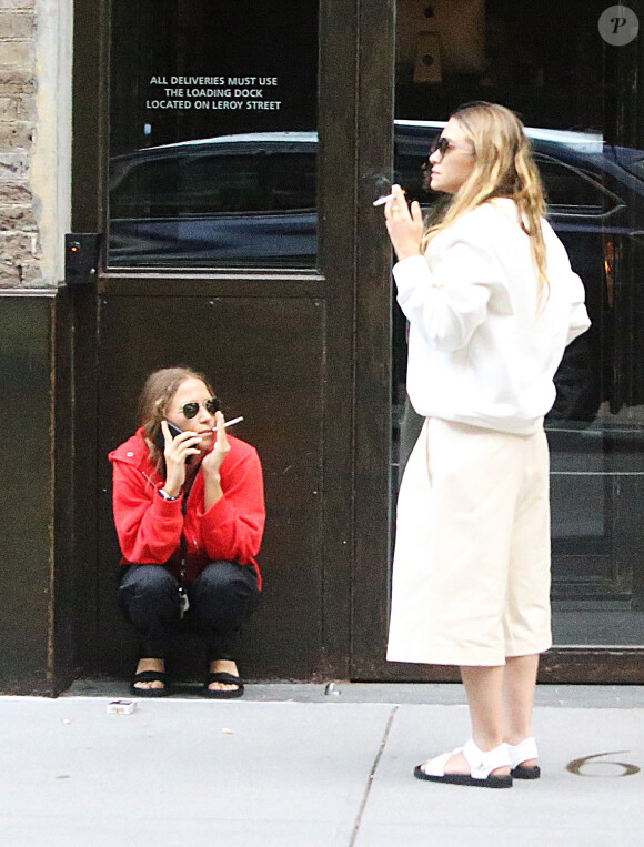 Exclusif - Les soeurs Mary-Kate et Ashley Olsen lors d'une pause cigarette dans la rue à New York le 9 septembre 2019.