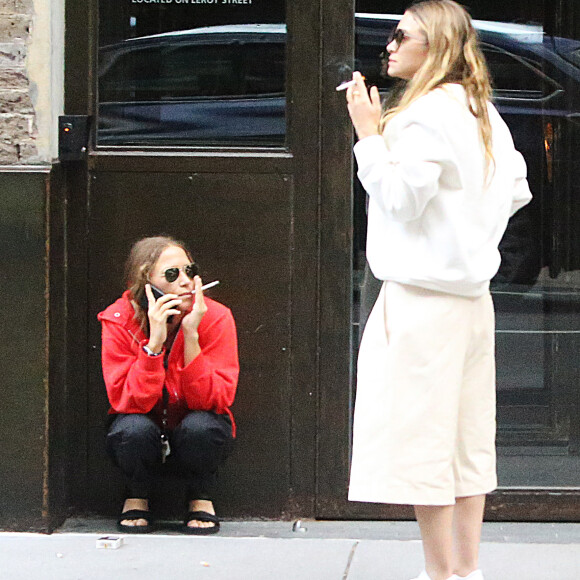 Exclusif - Les soeurs Mary-Kate et Ashley Olsen lors d'une pause cigarette dans la rue à New York le 9 septembre 2019.