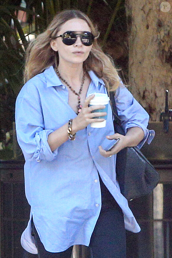 Exclusif - Mary-Kate Olsen et sa soeur Ashley Olsen à la sortie d'un rendez-vous professionnel avec un ami à Los Angeles, le 9 août 2019.