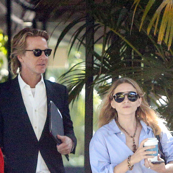 Exclusif - Mary-Kate Olsen et sa soeur Ashley Olsen à la sortie d'un rendez-vous professionnel avec un ami à Los Angeles, le 9 août 2019.