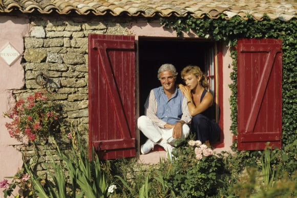 Archives - En France, en vacances à l'Ile de Ré, Julie Arnold ( grande amie du couple) et Jean-Loup Dabadie en août 1988. © Michel Marizy via Bestimage