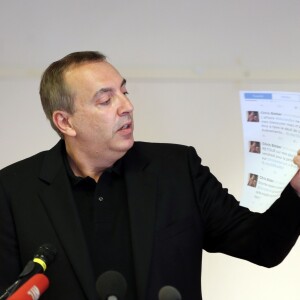 Jean-Marc Morandini fait une déclaration à la presse dans un salon de l'hôtel Radisson à Boulogne-Billancourt, le 19 juillet 2016, dénonçant un complot...