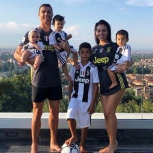 Cristiano Ronaldo pose avec sa compagne Georgina Rodriguez et ses quatre enfants Cristiano Jr, Mateo, Eva et Alana Martina. Tous sont aux couleurs de la Juventus de Turin. Instagram, le 21 août 2018.