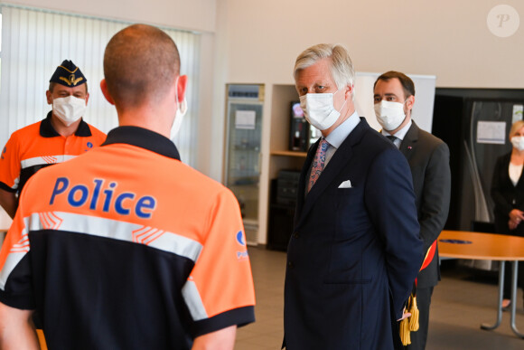 Le roi Philippe de Belgique lors d'un déplacement à Namur pour rencontrer les forces de police pendant l'épidémie de coronavirus (COVID-19) le 14 mai 2020. Le roi porte un masque de protection pour cette visite.