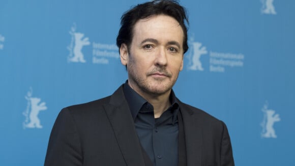 John Cusack : Face-à-face musclé avec les policiers dans un Chicago en feu