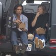 Gwyneth Paltrow et son mari Brad Falchuk déjeunent à l'arrière de leur voiture sans la moindre protection pendant l'épidémie de Coronavirus Covid-19 à Los Angeles, le 29 mai 2020.