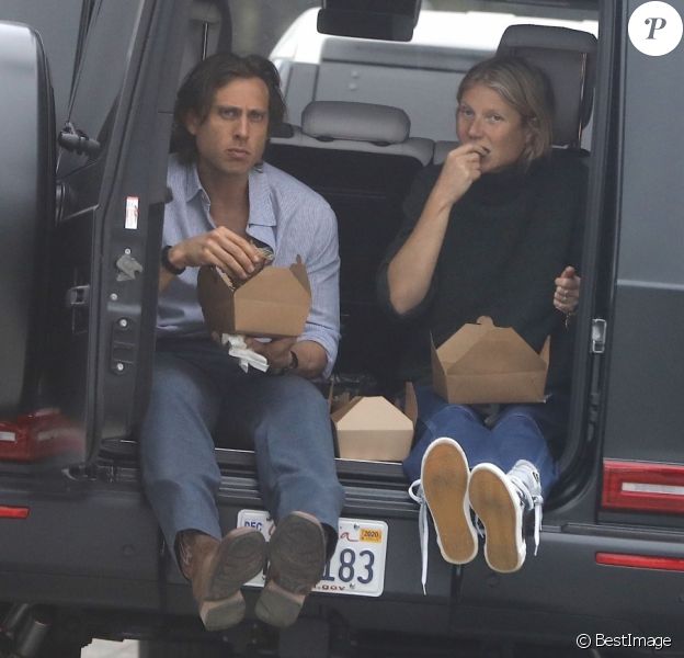 Gwyneth Paltrow et son mari Brad Falchuk déjeunent à l'arrière de leur voiture sans la moindre protection pendant l'épidémie de Coronavirus Covid-19 à Los Angeles, le 29 mai 2020.