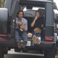 Gwyneth Paltrow et son mari Brad Falchuk déjeunent à l'arrière de leur voiture sans la moindre protection pendant l'épidémie de Coronavirus Covid-19 à Los Angeles, le 29 mai 2020.