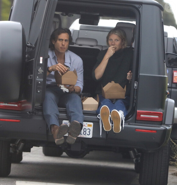 Gwyneth Paltrow et son mari Brad Falchuk déjeunent à l'arrière de leur voiture sans la moindre protection pendant l'épidémie de Coronavirus Covid-19 à Los Angeles, le 29 mai 2020.