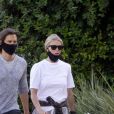 Exclusif - Gwyneth Paltrow et son mari Brad Falchuk, masqués en raison de l'épidémie de coronavirus (Covid-19), se promènent à Los Angeles, le 20 mai 2020.