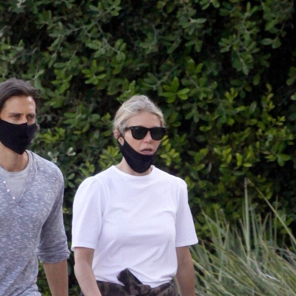 Exclusif - Gwyneth Paltrow et son mari Brad Falchuk, masqués en raison de l'épidémie de coronavirus (Covid-19), se promènent à Los Angeles, le 20 mai 2020.