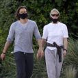 Exclusif - Gwyneth Paltrow et son mari Brad Falchuk, masqués en raison de l'épidémie de coronavirus (Covid-19), se promènent à Los Angeles, le 20 mai 2020.