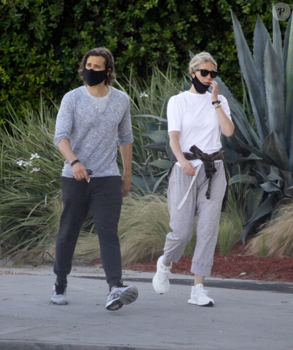 Exclusif - Gwyneth Paltrow et son mari Brad Falchuk, masqués en raison de l'épidémie de coronavirus (Covid-19), se promènent à Los Angeles, le 20 mai 2020.