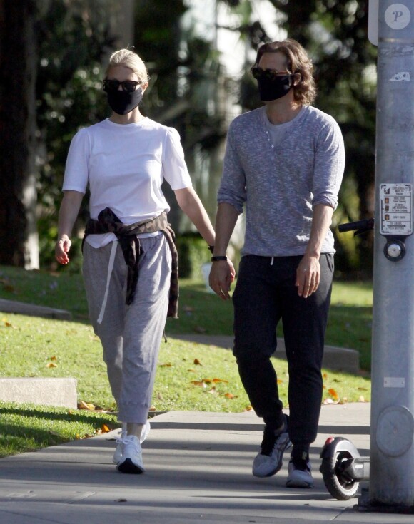 Exclusif - Gwyneth Paltrow et son mari Brad Falchuk, masqués en raison de l'épidémie de coronavirus (Covid-19), se promènent à Los Angeles, le 20 mai 2020.