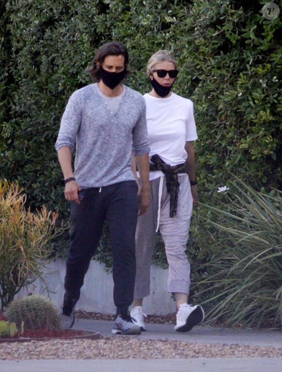 Exclusif - Gwyneth Paltrow et son mari Brad Falchuk, masqués en raison de l'épidémie de coronavirus (Covid-19), se promènent à Los Angeles, le 20 mai 2020.