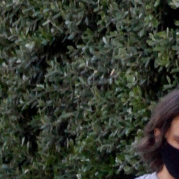 Exclusif - Gwyneth Paltrow et son mari Brad Falchuk, masqués en raison de l'épidémie de coronavirus (Covid-19), se promènent à Los Angeles, le 20 mai 2020.