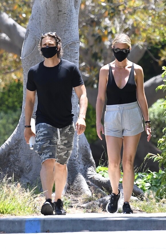 Exclusif - Gwyneth Paltrow et son mari Brad Falchuk se promènent le week-end de Memorial Day à Brentwood le 23 mai 2020. Ils portent des masques pour se protéger de l'épidémie de Coronavirus (Covid-19).