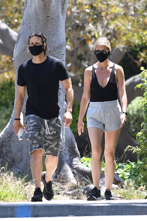 Exclusif - Gwyneth Paltrow et son mari Brad Falchuk se promènent le week-end de Memorial Day à Brentwood le 23 mai 2020. Ils portent des masques pour se protéger de l'épidémie de Coronavirus (Covid-19).