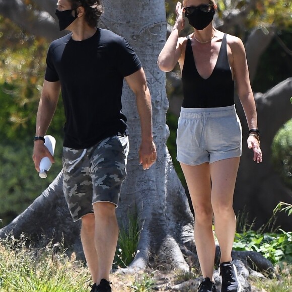 Exclusif - Gwyneth Paltrow et son mari Brad Falchuk se promènent le week-end de Memorial Day à Brentwood le 23 mai 2020. Ils portent des masques pour se protéger de l'épidémie de Coronavirus (Covid-19).