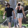 Exclusif - Gwyneth Paltrow et son mari Brad Falchuk se promènent le week-end de Memorial Day à Brentwood le 23 mai 2020. Ils portent des masques pour se protéger de l'épidémie de Coronavirus (Covid-19).