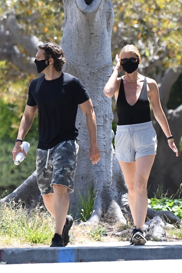 Exclusif - Gwyneth Paltrow et son mari Brad Falchuk se promènent le week-end de Memorial Day à Brentwood le 23 mai 2020. Ils portent des masques pour se protéger de l'épidémie de Coronavirus (Covid-19).