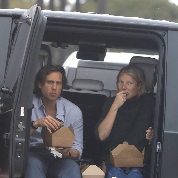 Gwyneth Paltrow et son mari Brad Falchuk déjeunent à l'arrière de leur voiture sans la moindre protection pendant l'épidémie de Coronavirus Covid-19 à Los Angeles, le 29 mai 2020.