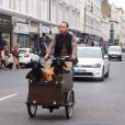 Exclusif - James Middleton se promène en triporteur avec ses trois chiens dans les rues de Londres. Le 24 avril 2019