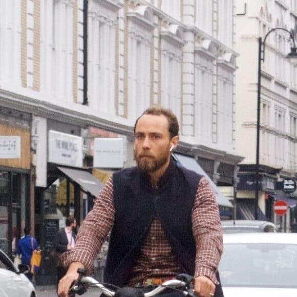 Exclusif - James Middleton se promène en triporteur avec ses trois chiens dans les rues de Londres. Le 24 avril 2019