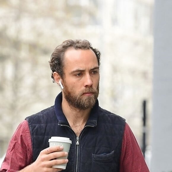 Exclusif -  Le frère de Kate Middleton, James Middleton équipé de ses AirPods et d'un café à emporter se promène avec ses cinq chiens à Chelsea, Londres, le 16 avril 2019.