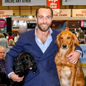 James Middleton avec ses chiens à l'exposition canine "Crufts" au palais des congrès et centre d'expositions de Birmingham, Royaume Uni, le 8 mars 2020.