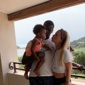 Emilie Fiorellli avec sa fille Louna et M'Baye Niang, en Sardaigne - photo postée le 20 mars 2020