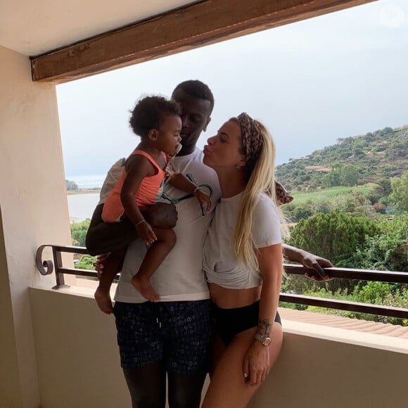 Emilie Fiorellli avec sa fille Louna et M'Baye Niang, en Sardaigne - photo postée le 20 mars 2020