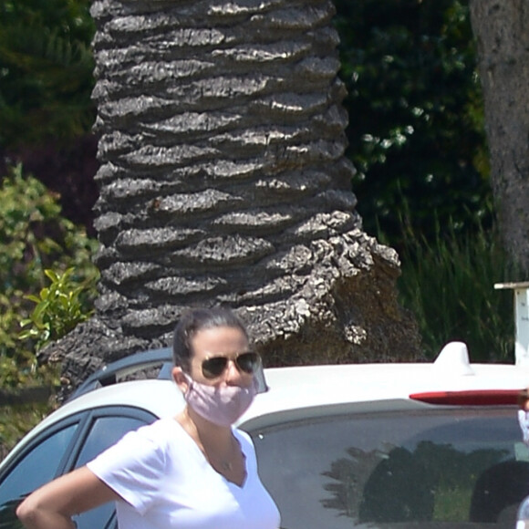 Lea Michele enceinte se balade avec son mari Zandy Reich et une amie pendant l'épidémie de Coronavirus Covid-19 à Los Angeles, le 30 mai 2020