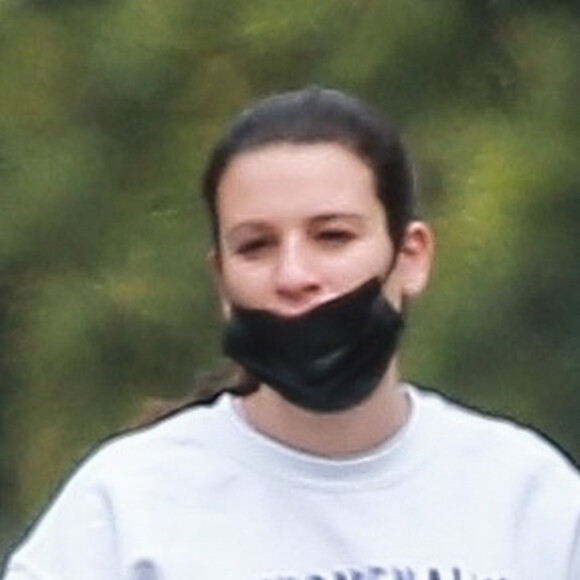 Exclusif - Lea Michele, enceinte et son mari Zandy Reich, tous deux équipés de masques de protection, se promènent pendant l'épidémie de coronavirus (Covid-19) à Los Angeles, le 13 mai 2020