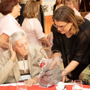 Exclusif - La princesse Stéphanie de Monaco et sa fille Camille Gottlieb rendent visite aux pensionnaires de la Résidence A Qietudine à Monaco le 16 décembre 2019. Elles distribuent des cadeaux de Noël aux pensionnaires. © Olivier Huitel / PRM / Bestimage