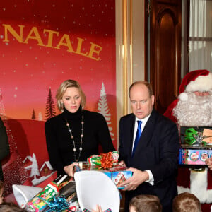 Louis Ducruet, la princesse Charlène, le prince Albert II de Monaco, Camille Gottlieb lors de la remise de cadeaux de Noël aux enfants monégasques au palais à Monaco le 18 décembre 2019. © Bruno Bebert / Bestimage